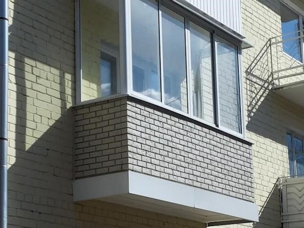 Обшивка балкона фасадными панелями под кирпич снаружи